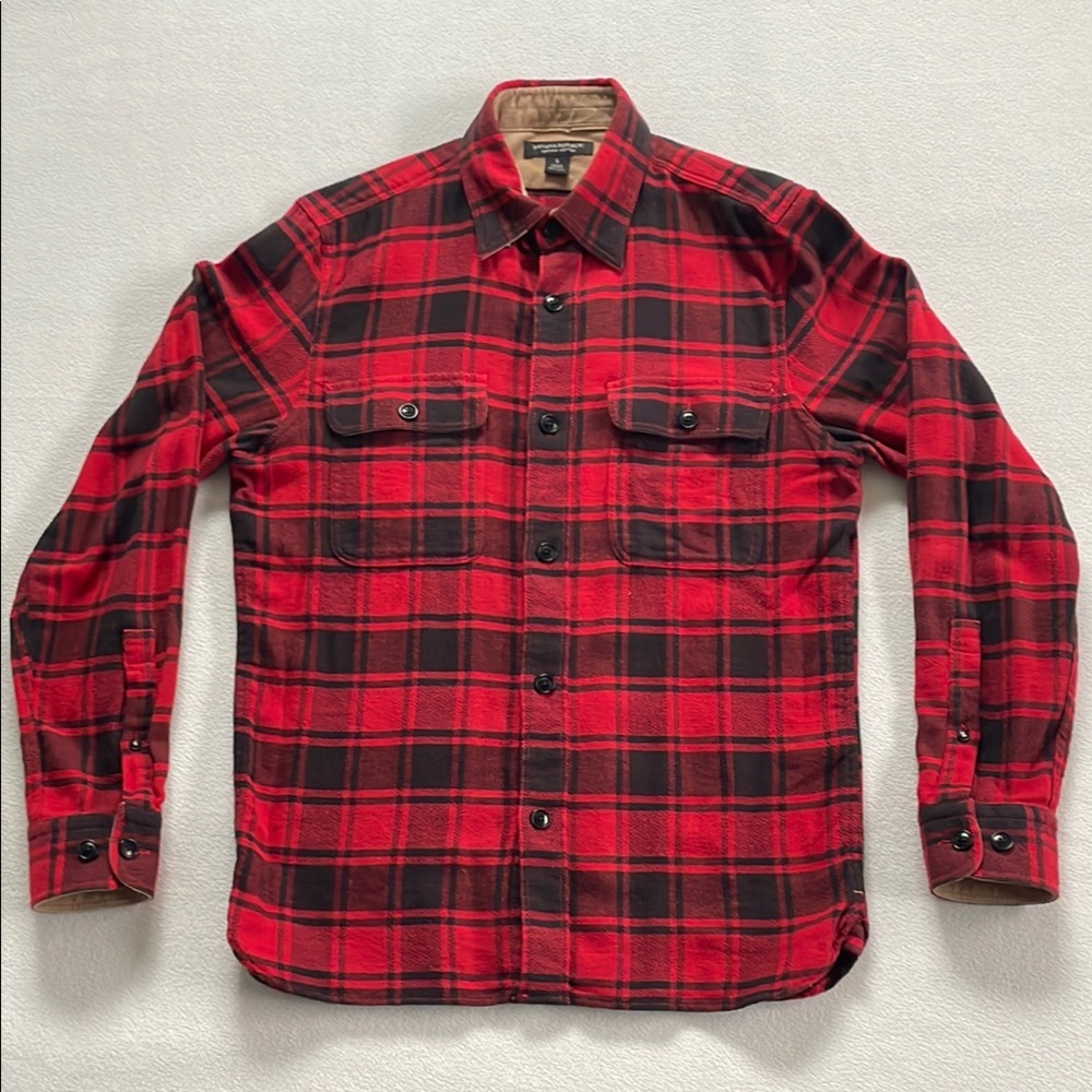 BANANA REPUBLIC - Classic Red and Black Flannel Plaid Button-Up Shirt - Small